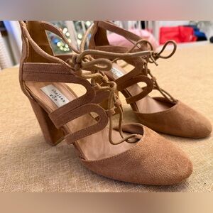 Chelsea & Zoe camel suede block heel shoes size 8
‼️FREE SHIPPING ‼️